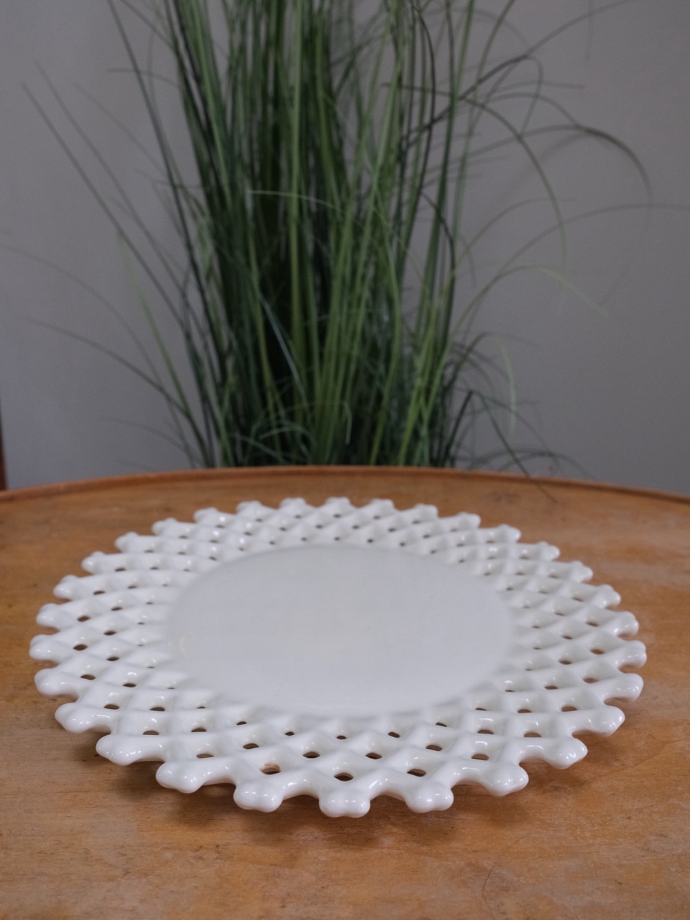 MK White Ceramic Open Lattice Edge Decorative Plate